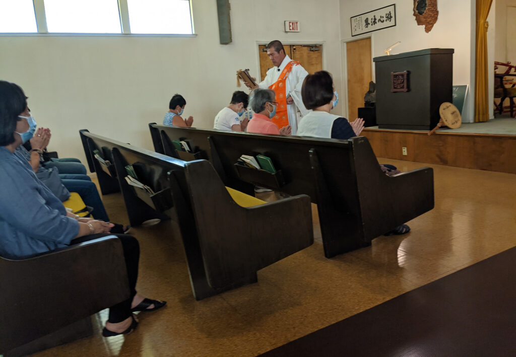 Rev. Kenjo Igarashi performs kito blessing